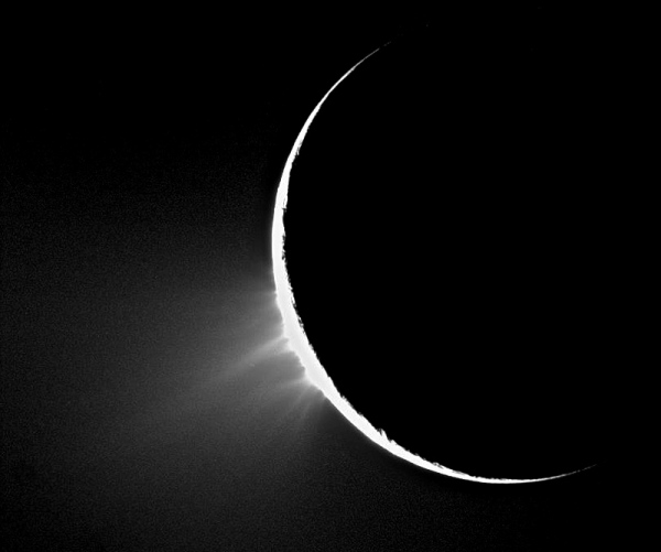 Enceladus' icy geysers, one of the most important discoveries by Cassini 