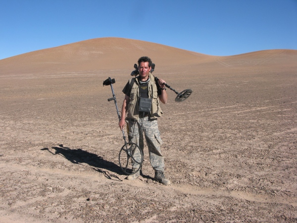 Geoff Notkin with meteorite-hunting gear in the Chilean desert (© Geoffrey Notkin)