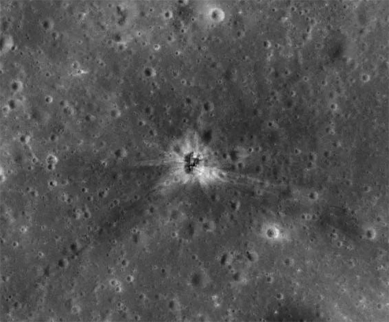 Следы луны 16 глава. Падение спутника на луну. Следы американцев на Луне. Следы в космосе. Фотография Луны Аполлон 16.